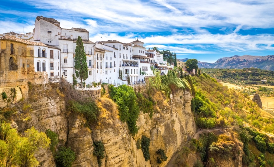 崖の上に建つ建物の写真.Ronda