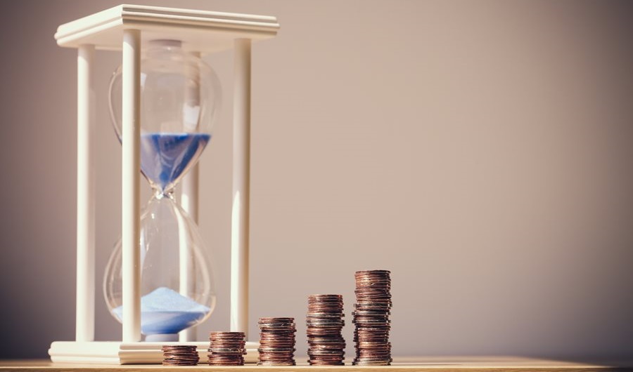 時間とお金の関係のイメージ画像。砂時計とコイン。